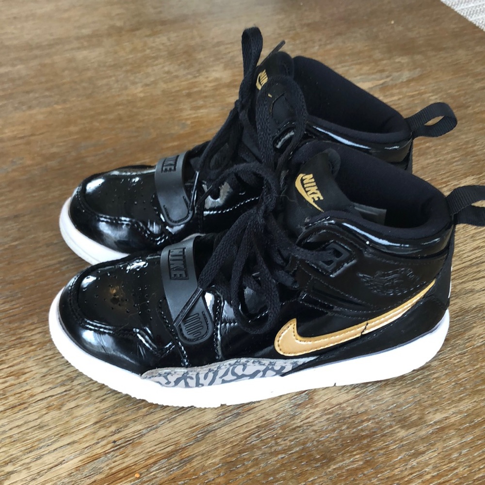 Size 11 toddler Nike Jordan’s, like new!